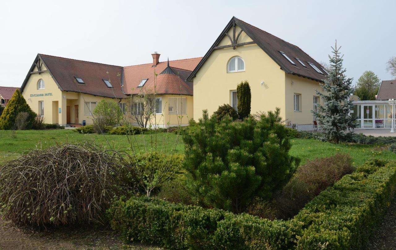 Festetich Kastelyszallo Es Zsuzsanna 3*