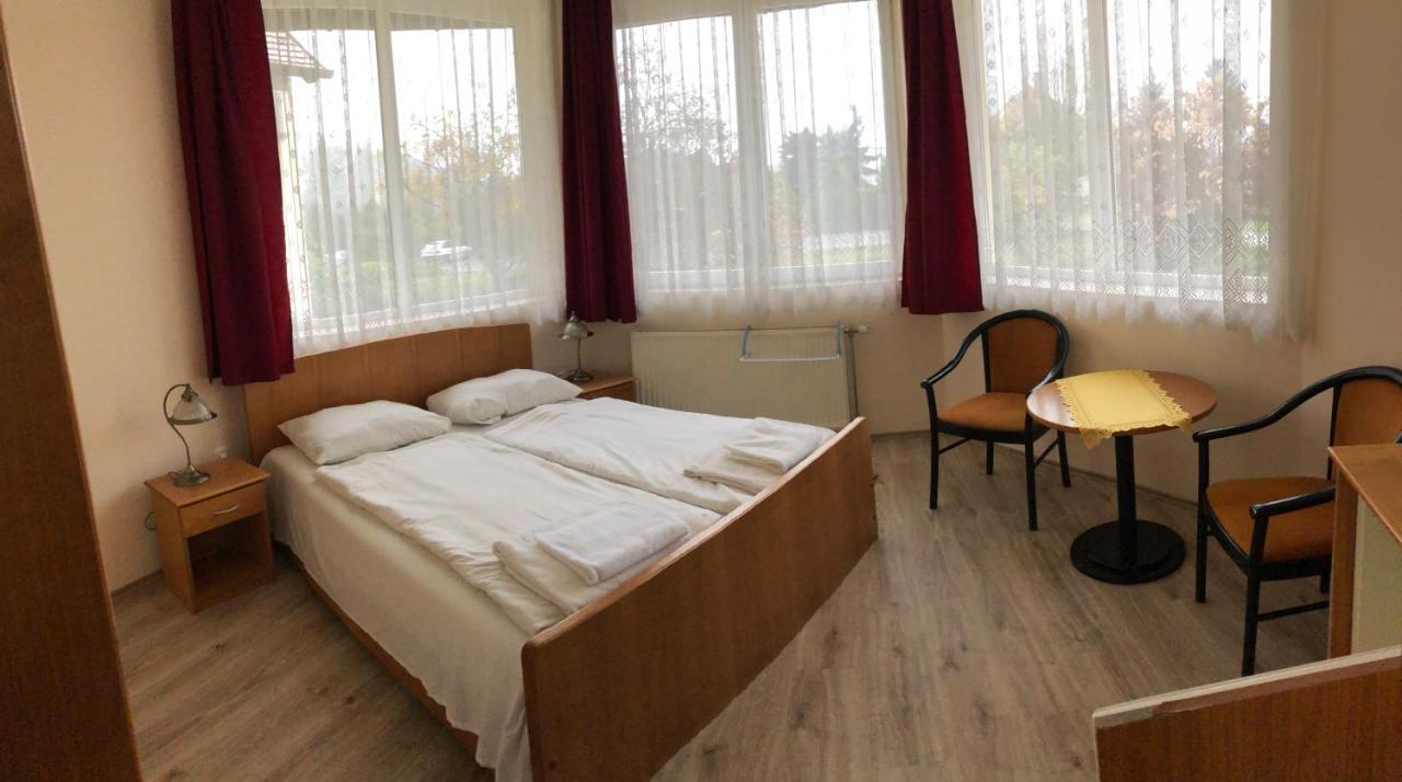Festetich Kastelyszallo Es Zsuzsanna Hotel