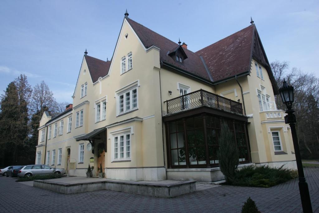 Festetich Kastelyszallo Es Zsuzsanna
