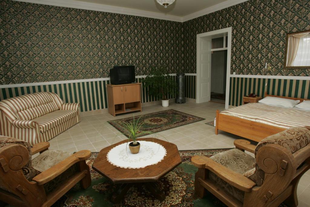 Hotel Festetich Kastelyszallo Es Zsuzsanna