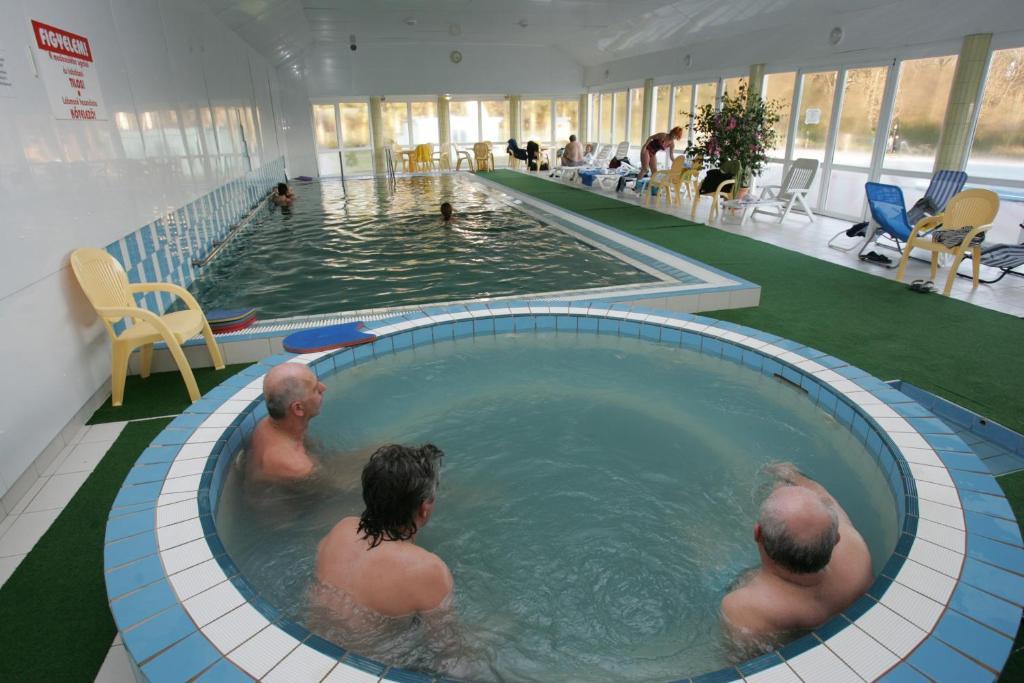 Hotel Festetich Kastelyszallo Es Zsuzsanna Szeleste